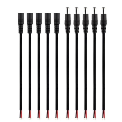 Zwarte stroomvloeistof in de stroomcontact kabel met 2,1 mm x 5,5 mm mannelijke en vrouwelijke aansluiting