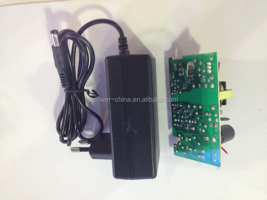 Plug In 24w 5v 12v 2a AC DC LED CCTV Power Adapter voor een stabiele stroomuitgang
