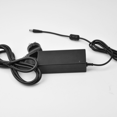 12VDC-uitgangsspanning C-Power AC100-240V DC 12V 60W 5A-stroomadapter voor desktopverbinding