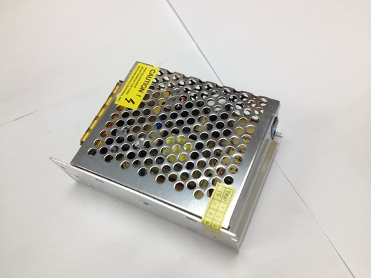 Kleine grootte 24VDC 2.5A 60W stroomvoorziening voor LED-lamp Zilver Uitgangsfrequentie 50/60Hz