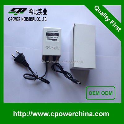 12V 24W buitenstroomadapter met 2000mA uitgangsstroom en een docile witte vormgeving