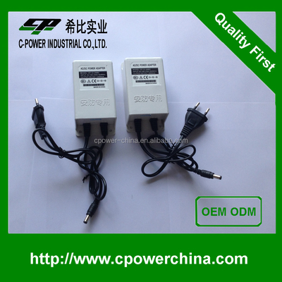 12V 24W buitenstroomadapter met 2000mA uitgangsstroom en een docile witte vormgeving